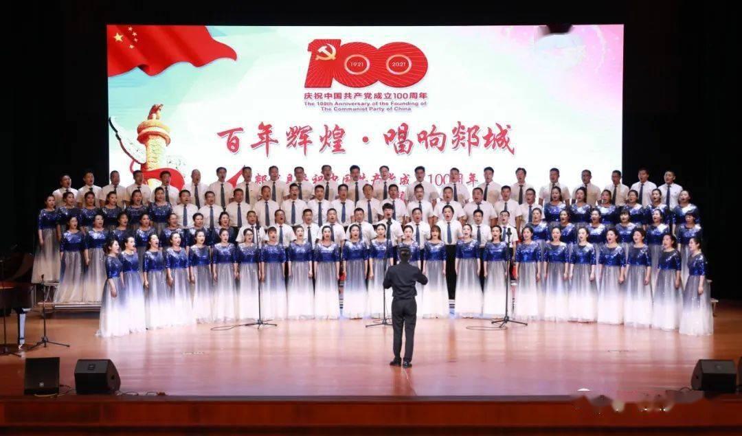 贪吃狗狗偷吃骨头，结果满嘴都是血，平时铲屎官可要将骨头藏好