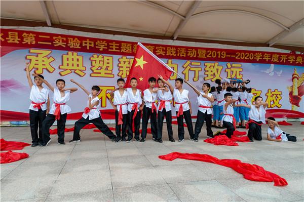 天水一对新人公交车当婚车 开启幸福之旅
